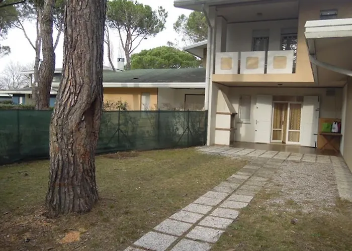 Cozy Flat With 3 Shared Pools And Private Garden Appartamento Bibione